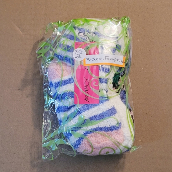 3 Pack Betsey Johnson Fuzzy Socks - Picture 7 of 7